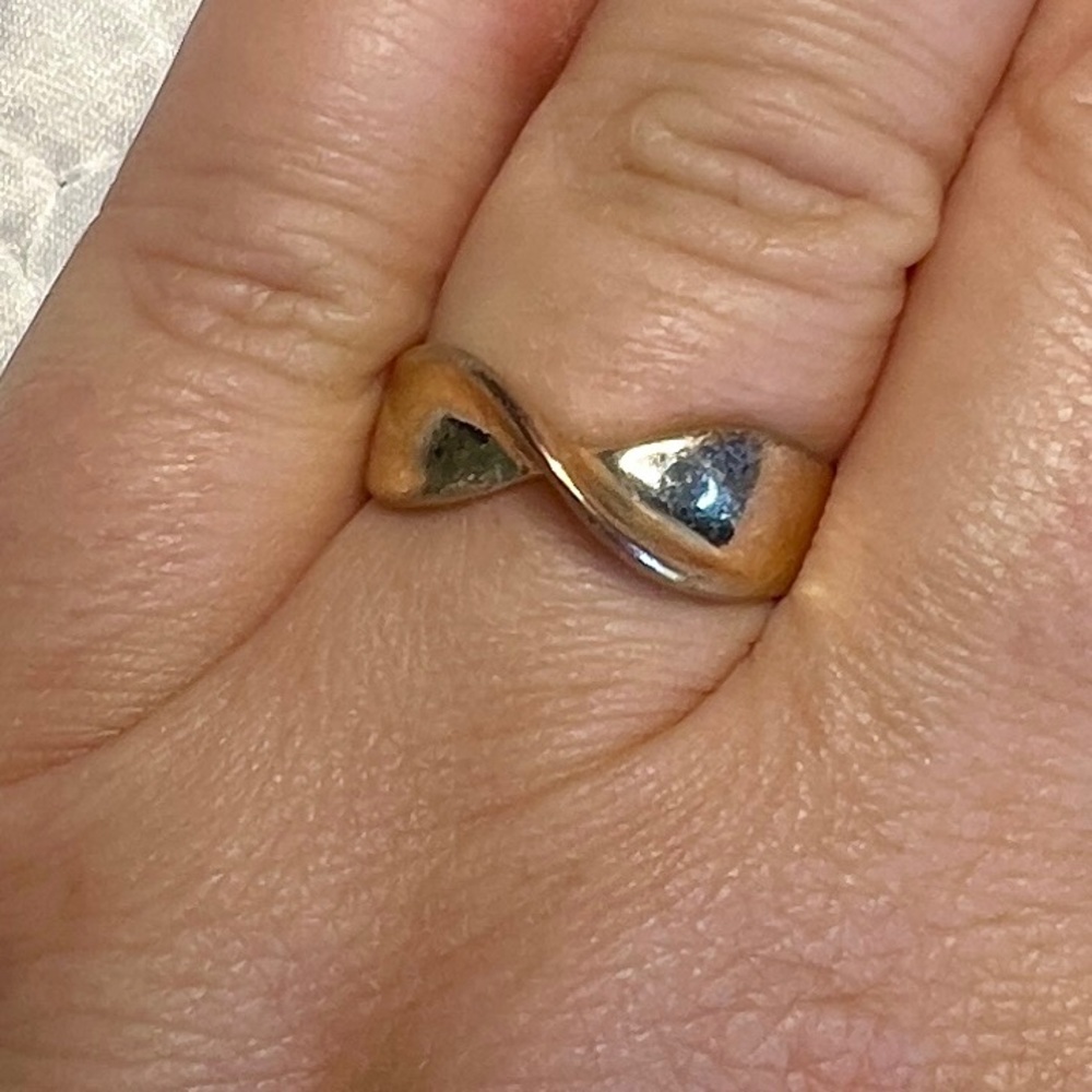 Gold tone twist minimalist design size 7 ring